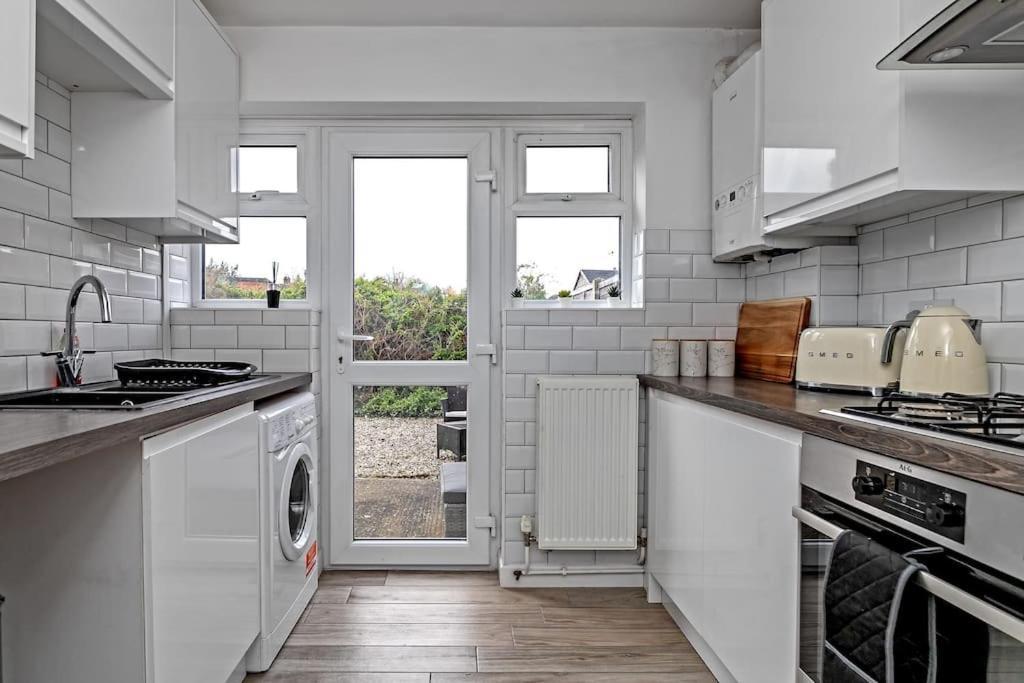 Tiger House - Driveway & Garden. Airport Location! Appartement Luton  Buitenkant foto